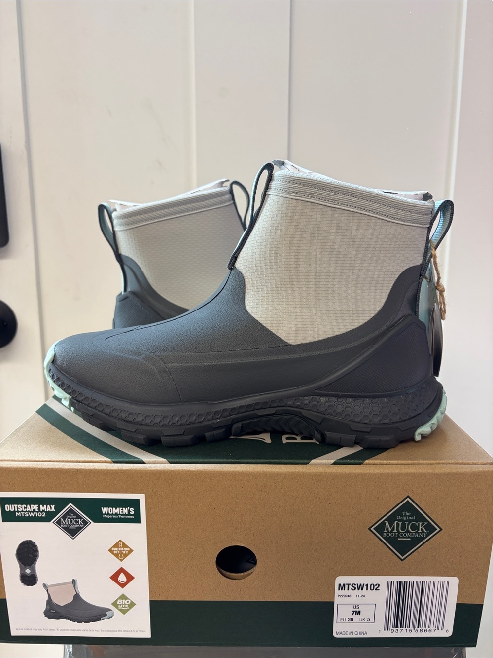 Women's Muck Boots Outscape Max Waterproof Ankle Boots - Gray/White NWT Size 7M